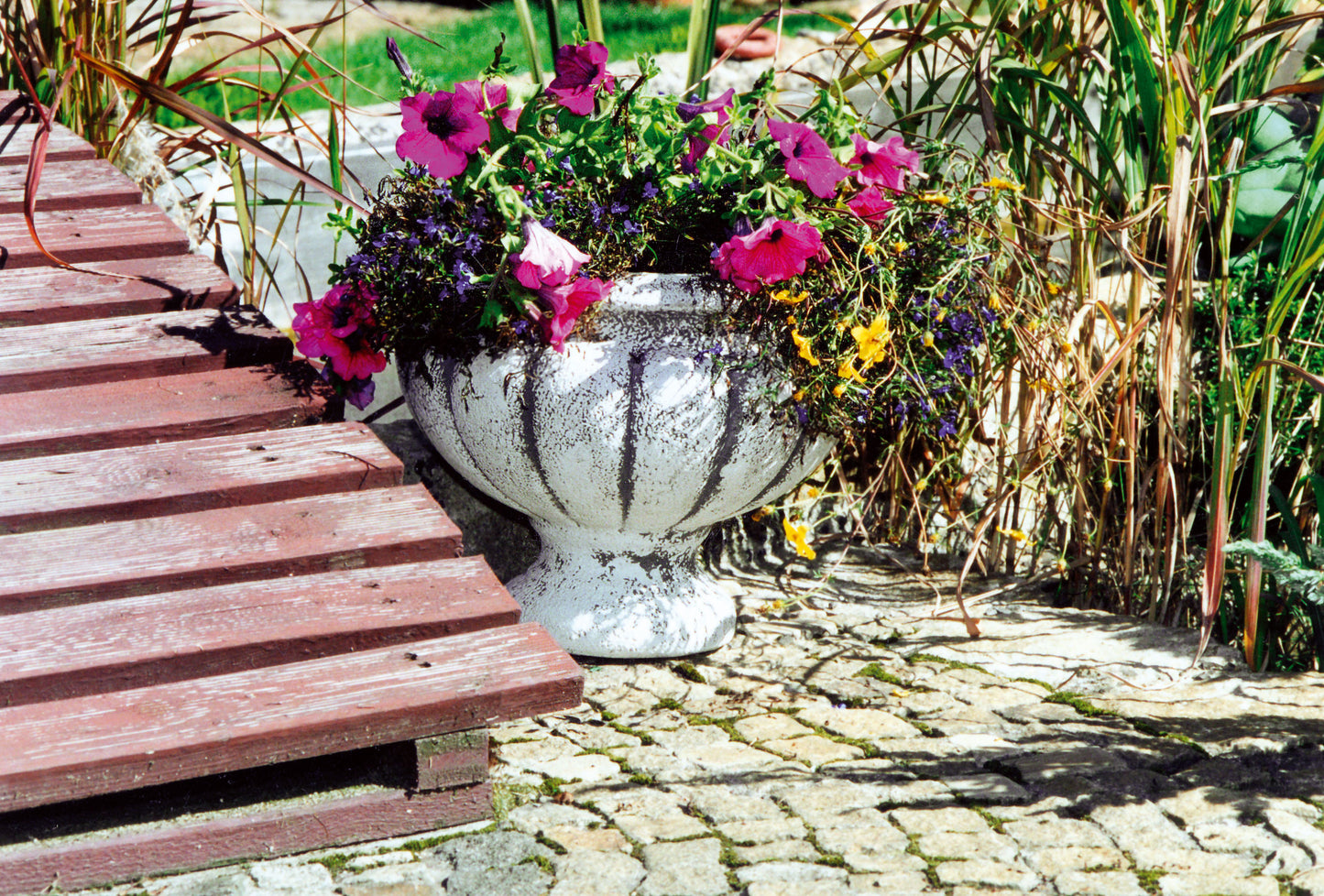 Roman chalice flower pot, made of concrete 18 x 31 x 26 cm