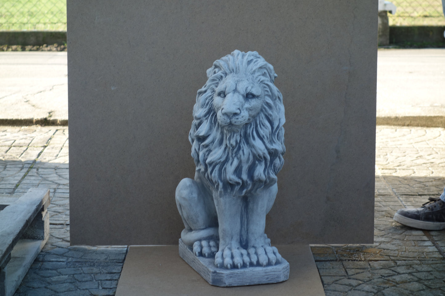 Majestic Lion Sculpture - Captivating Depiction of Regal Strength