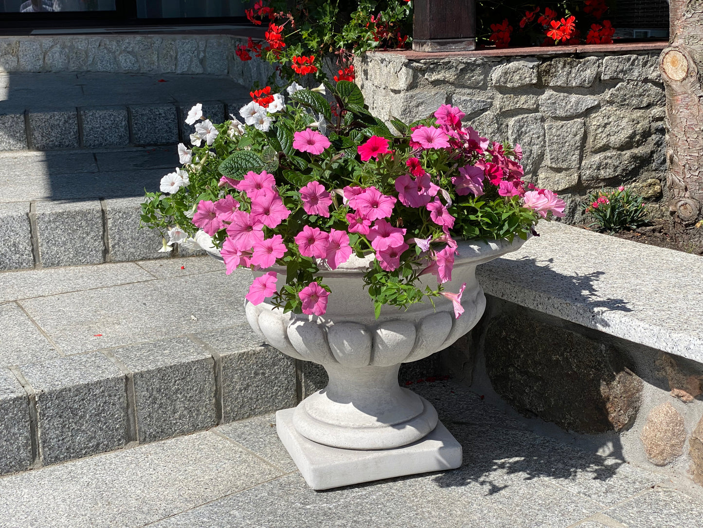 Classic Garden Flower Pot – a timeless addition to your outdoor oasis
