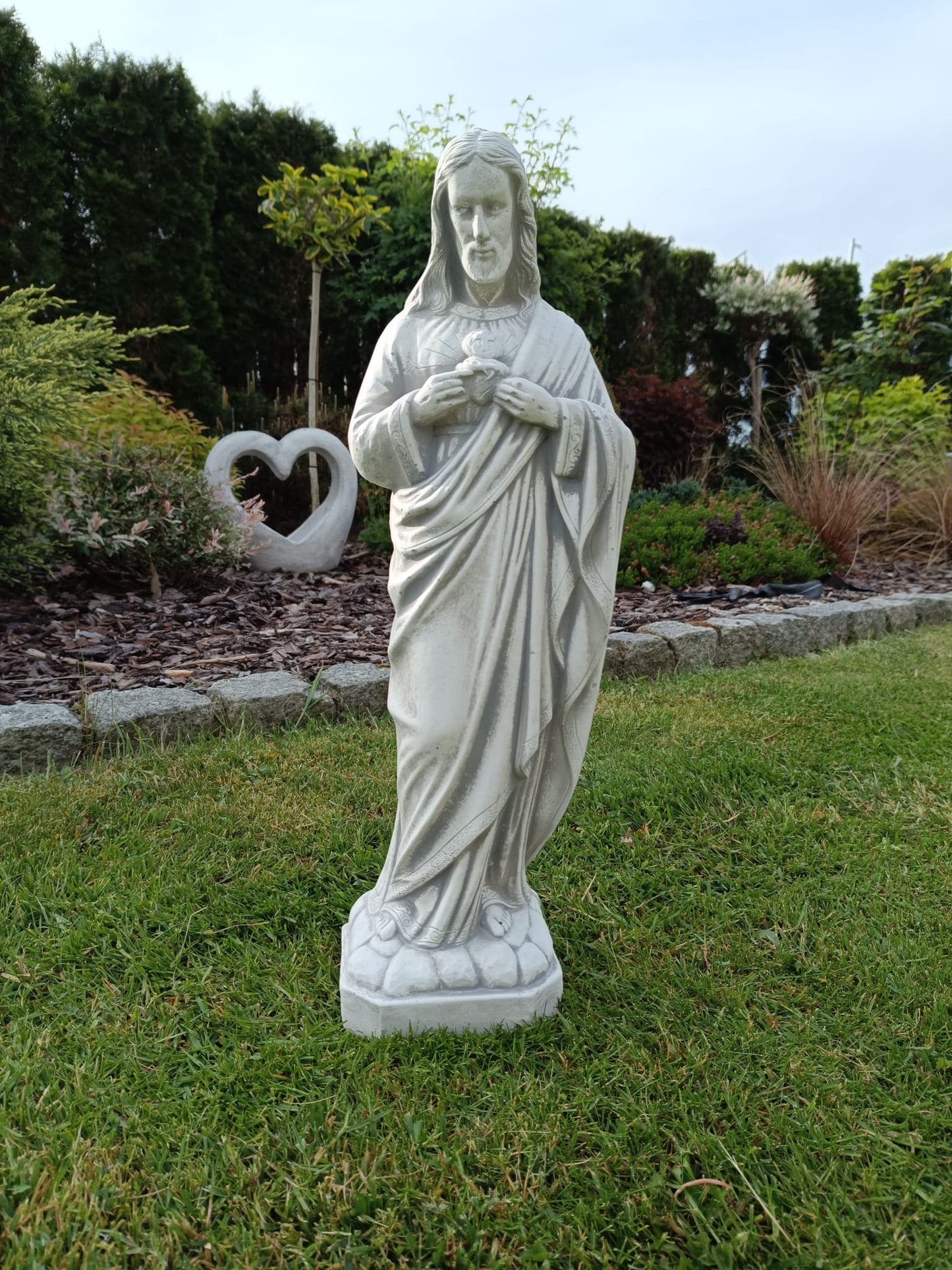 Tranquil Majesty: Statue of Jesus with Spiritual Grace