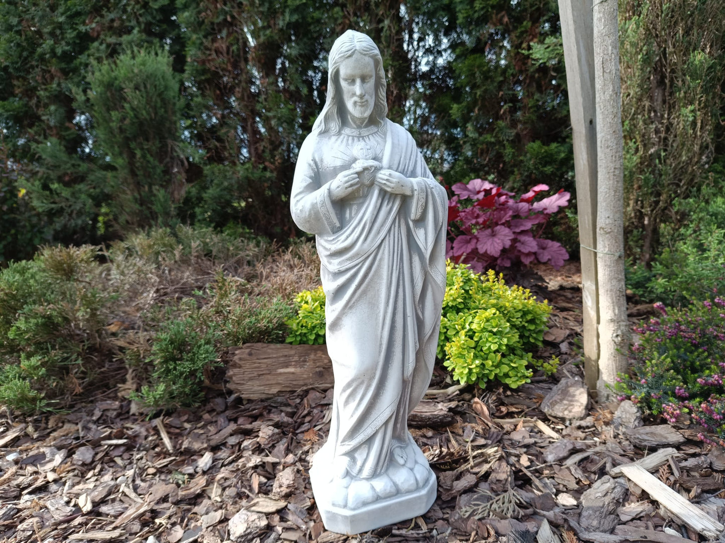 Tranquil Majesty: Statue of Jesus with Spiritual Grace
