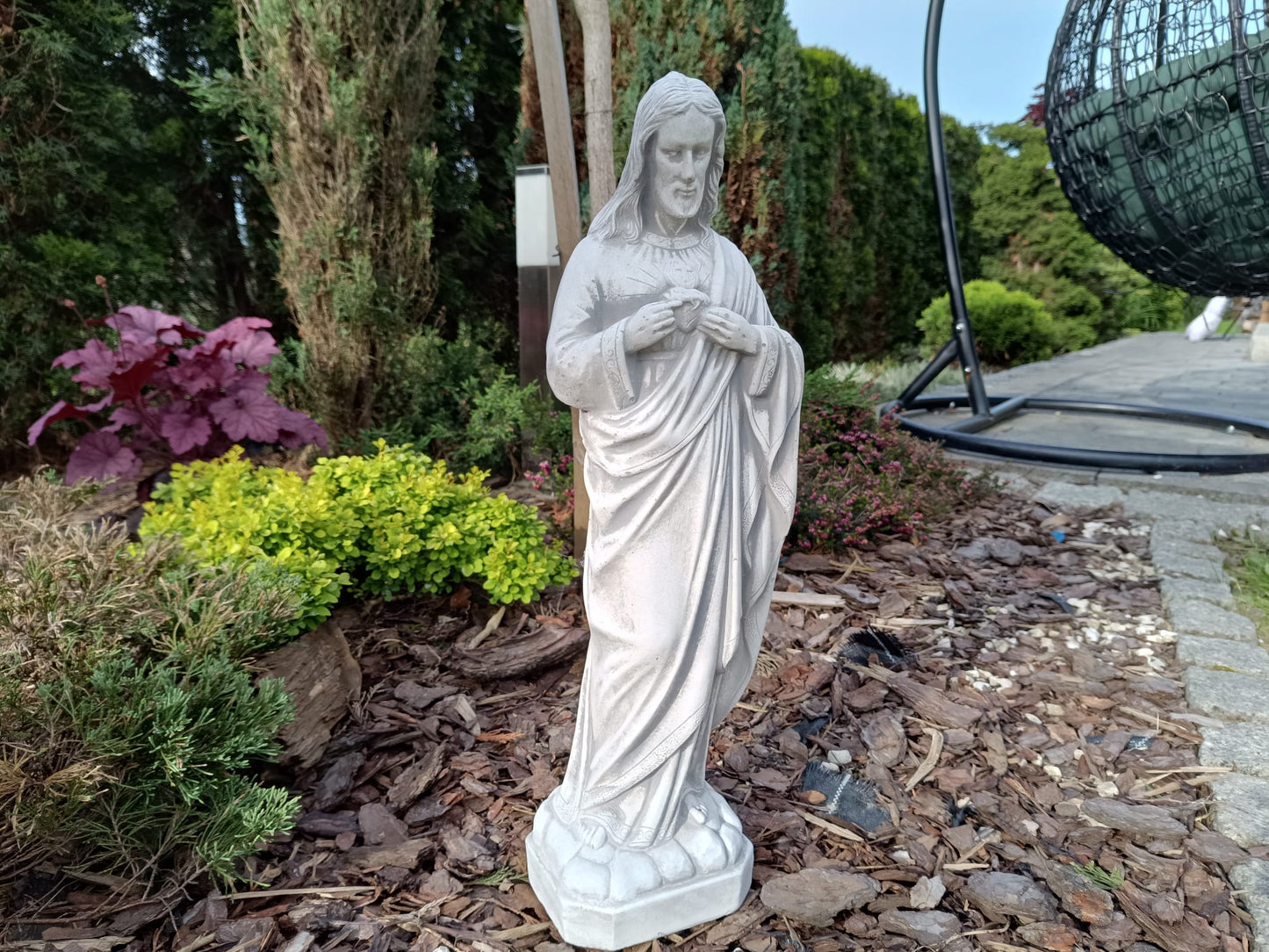 Tranquil Majesty: Statue of Jesus with Spiritual Grace
