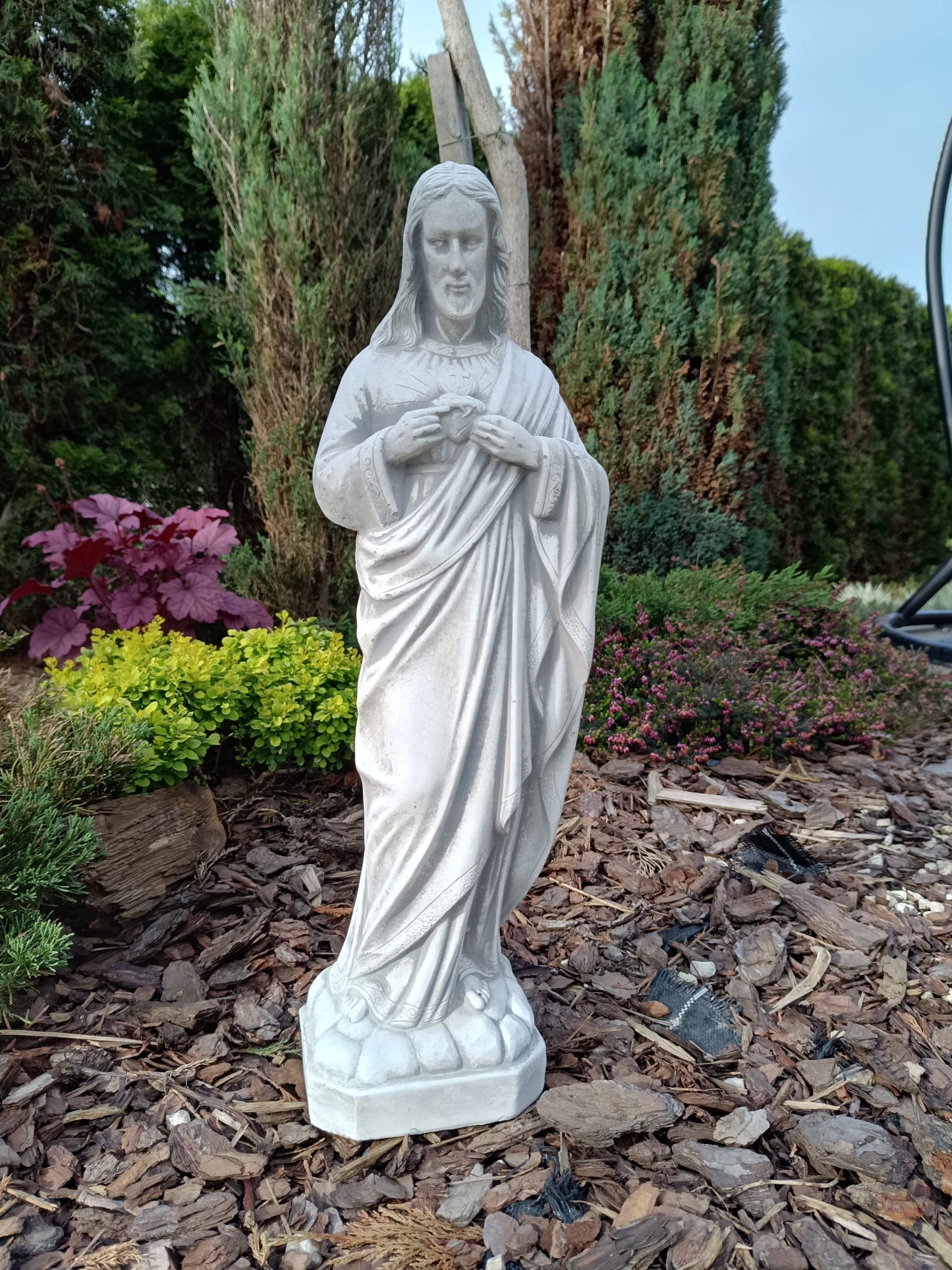 Tranquil Majesty: Statue of Jesus with Spiritual Grace