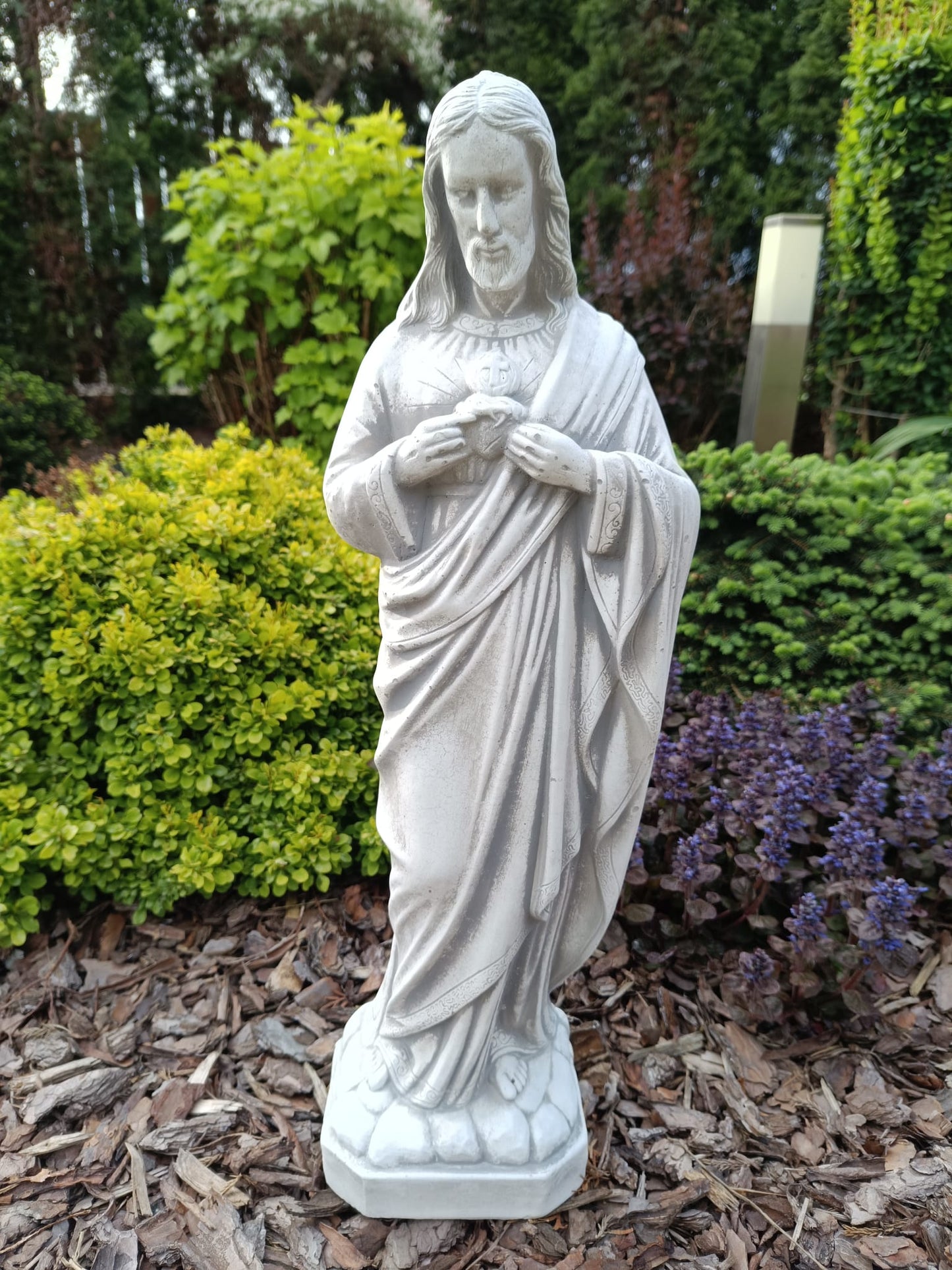 Tranquil Majesty: Statue of Jesus with Spiritual Grace