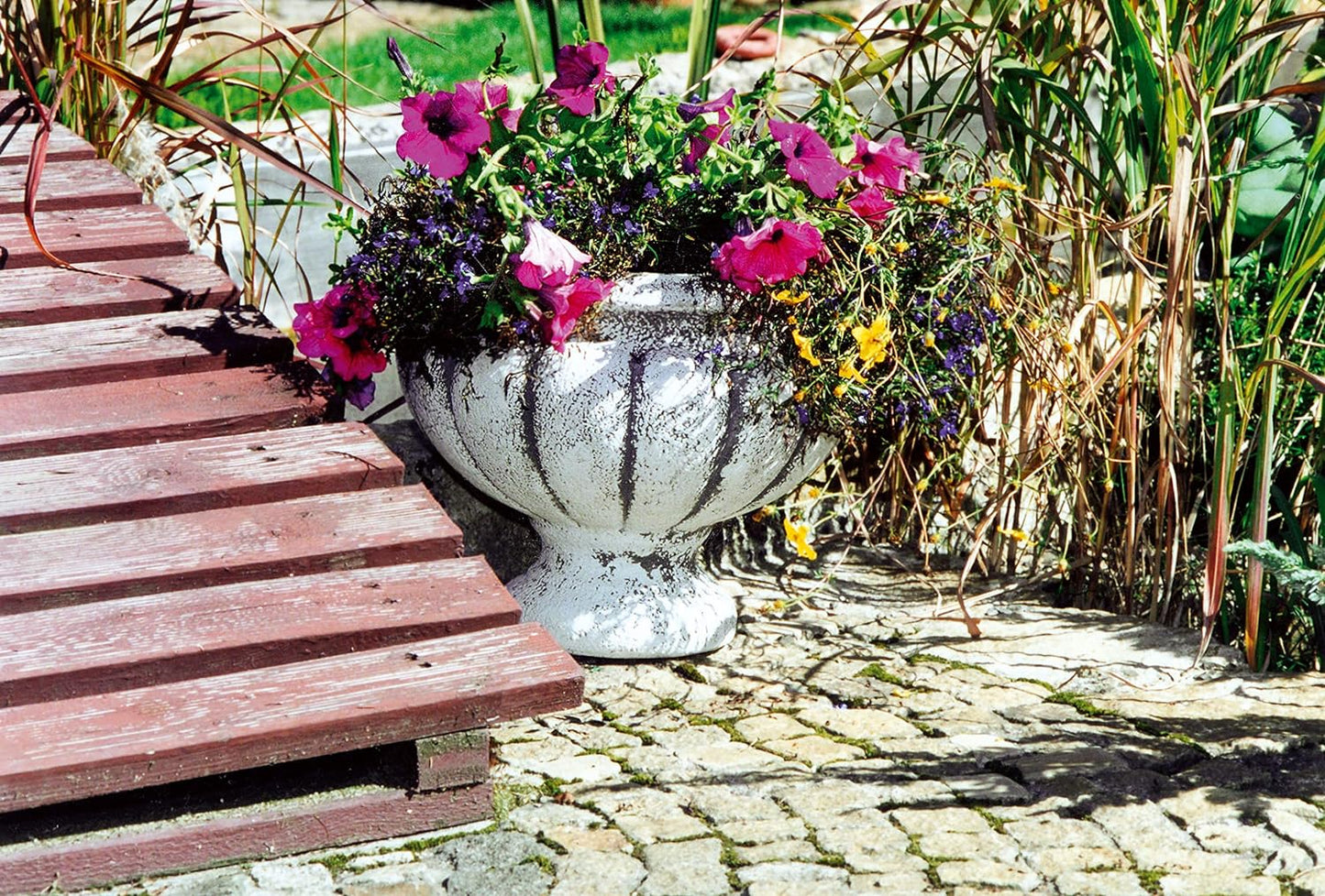 Roman chalice flower pot, made of concrete 18 x 31 x 26 cm