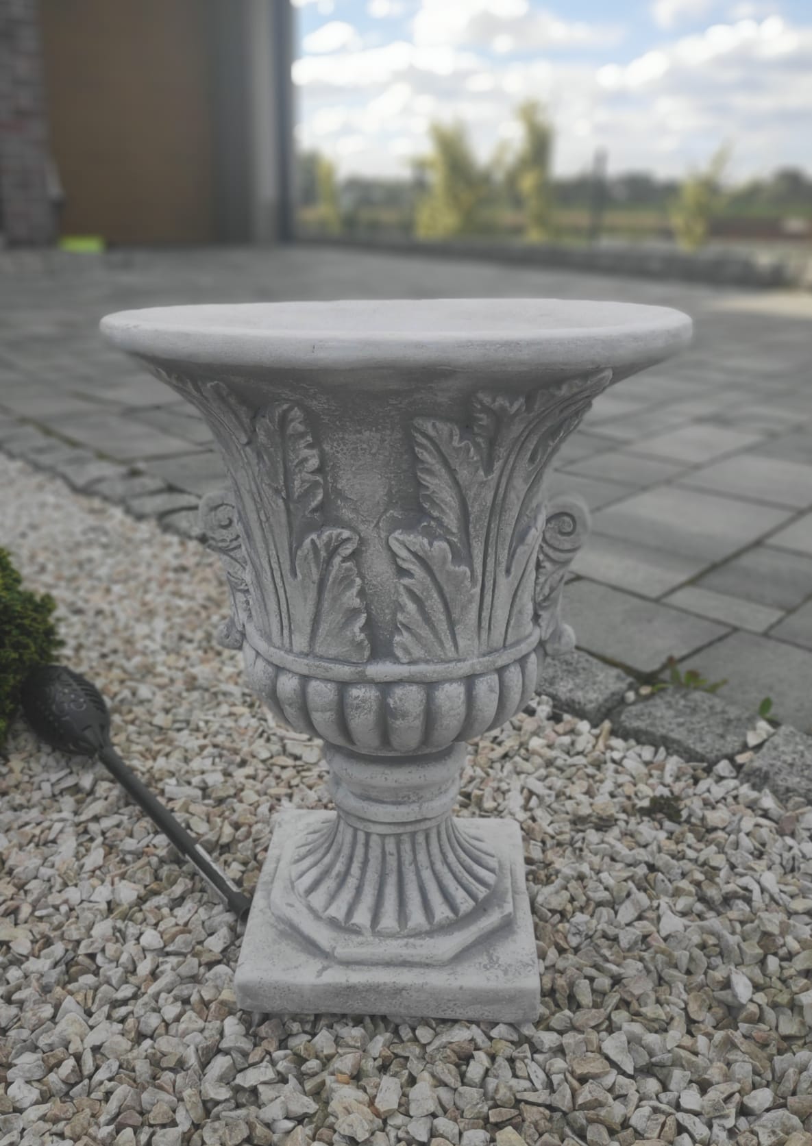 Urna ornamentată din beton cu eleganță - Accesoriu pentru grădină de înălțime 46cm