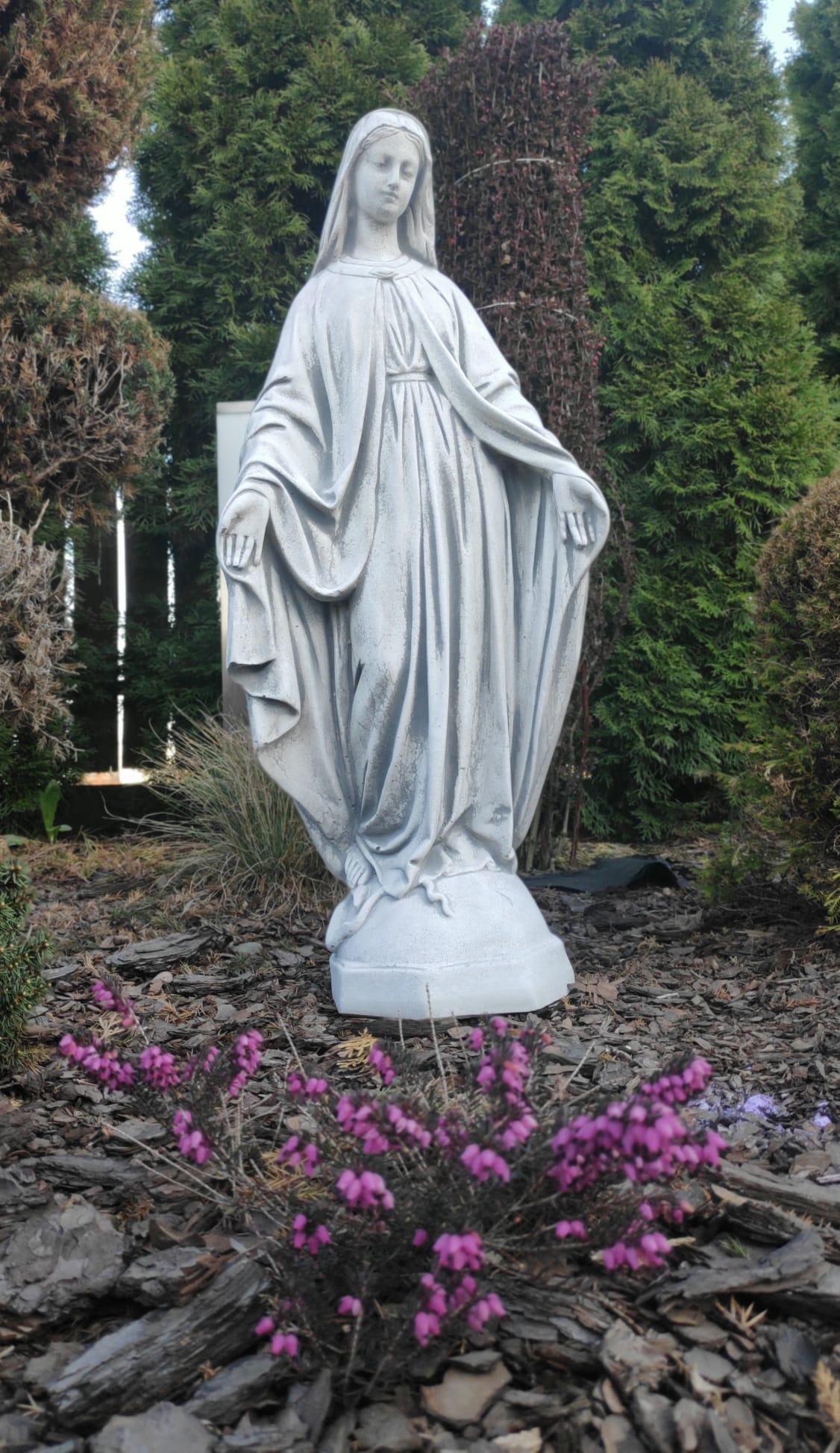 Beeld van de Maagd Maria, sculptuur voor buiten of binnen, gemaakt van gereconstitueerde steen, religieus beeld