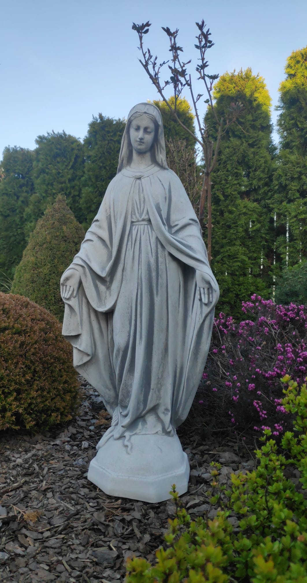 Beeld van de Maagd Maria, sculptuur voor buiten of binnen, gemaakt van gereconstitueerde steen, religieus beeld