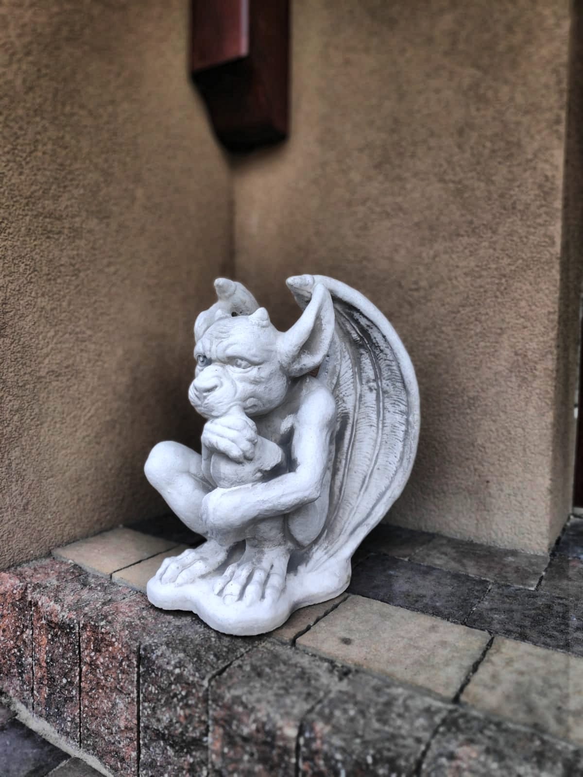 Figurine of sitting gargoyle, made of cast stone, outdoor/indoor ornament, decoration