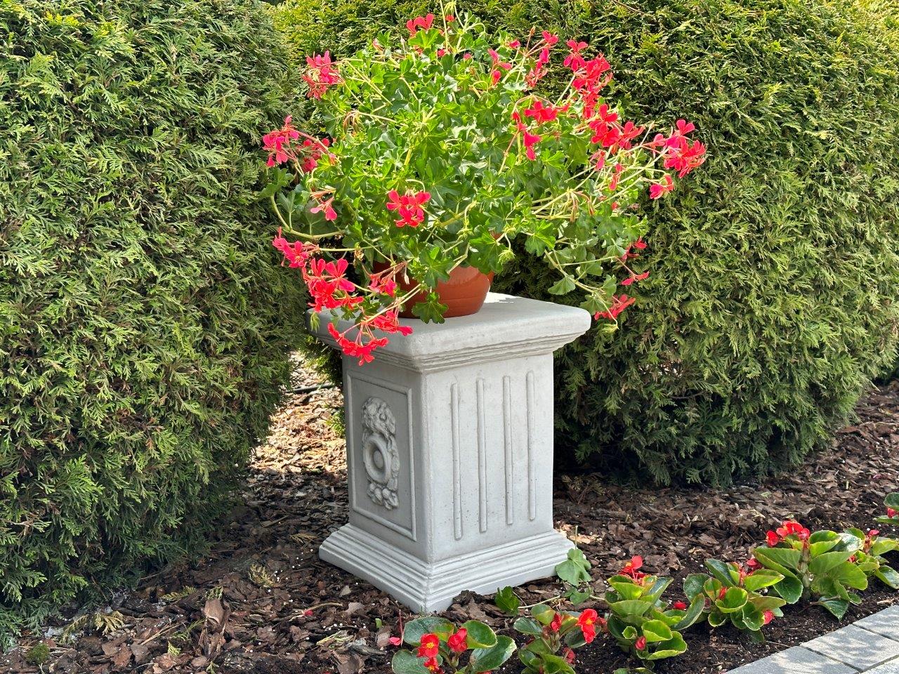 Élégance éternelle : colonne décorative à chapiteaux corinthiens et composites