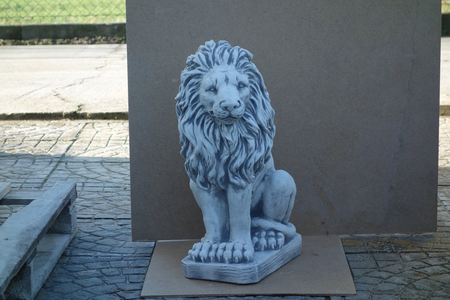 Maestosa scultura di leone - Accattivante rappresentazione della forza regale