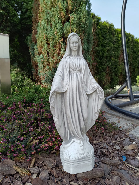 Eleganță Senină: Statuie a Fecioarei Maria în Picioare