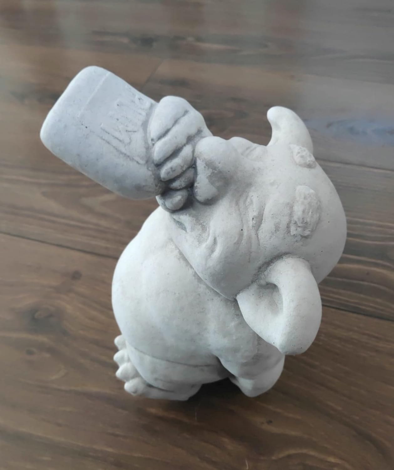 Rumtrinkende Trollfigur