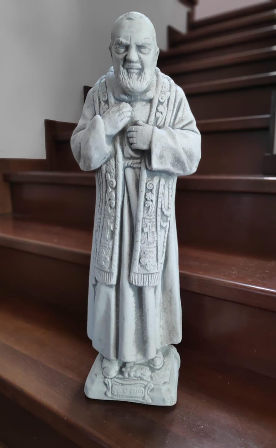 Statuie solidă, realizată din beton arhitectural, figură pentru exterior sau interior a lui Padre Pio, cu dimensiunile 60x22x14cm