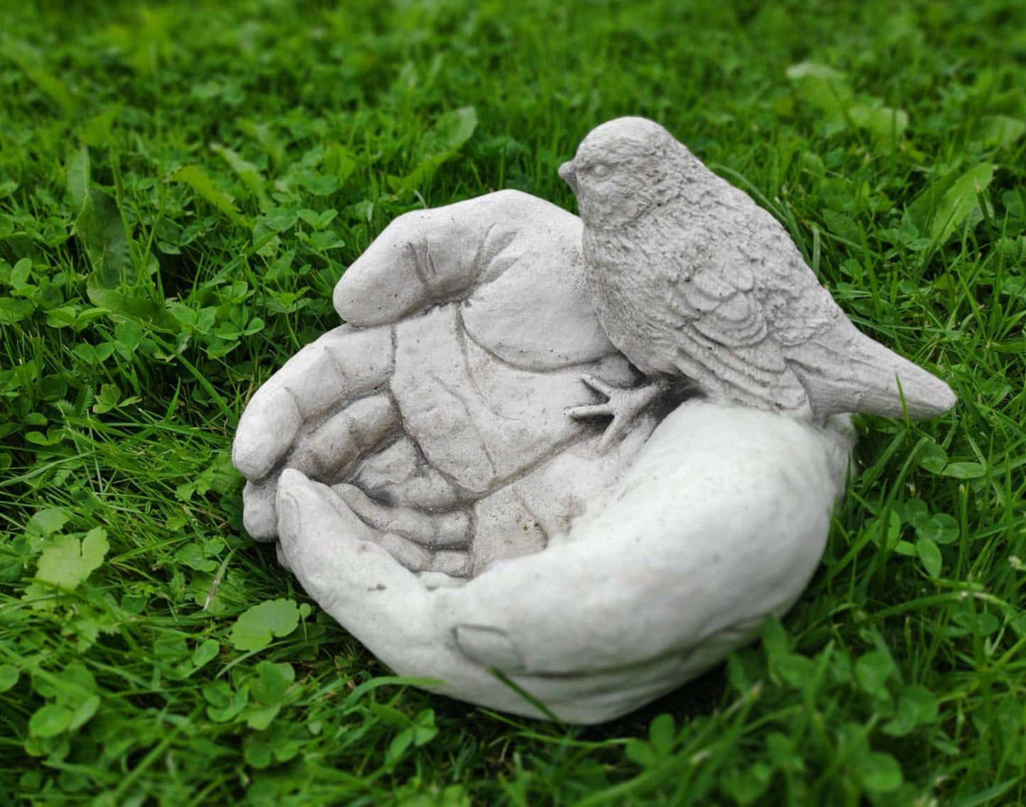 Baie de Păsări din Beton Lucrat Manual Premium - Design Mâini Iubitoare, 18x18x15cm