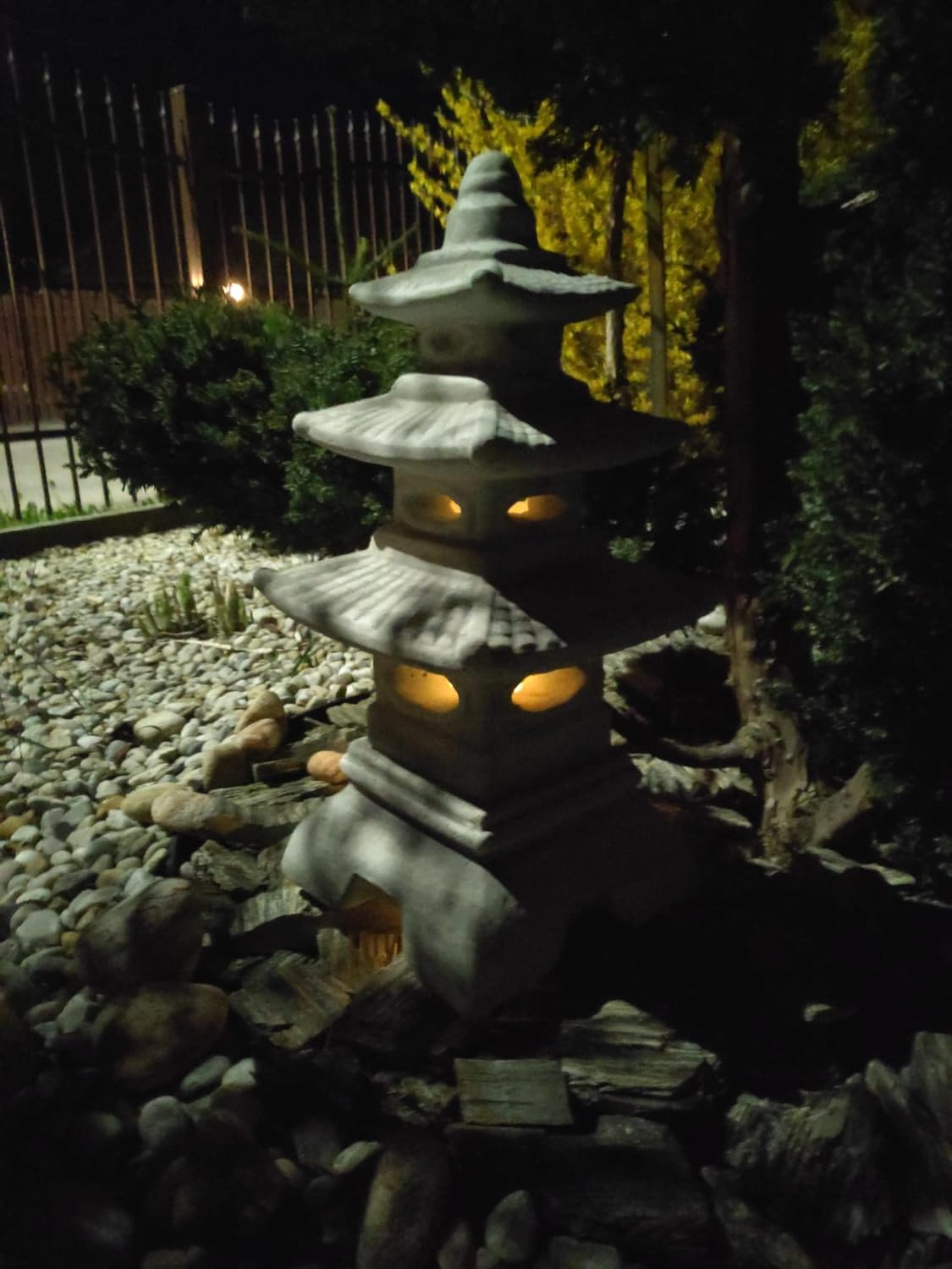 Socha zahradního ornamentu – kamenná třípatrová japonská lucerna/pagoda