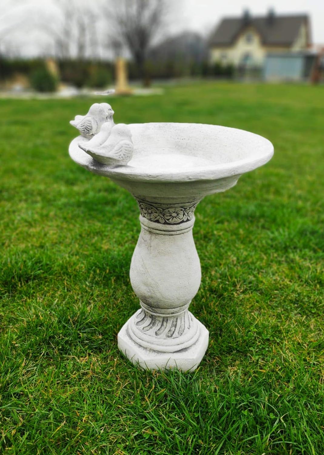 Abbeveratoio per uccelli architettonico in cemento sulla colonna - Finitura bianca, altezza 51 cm 