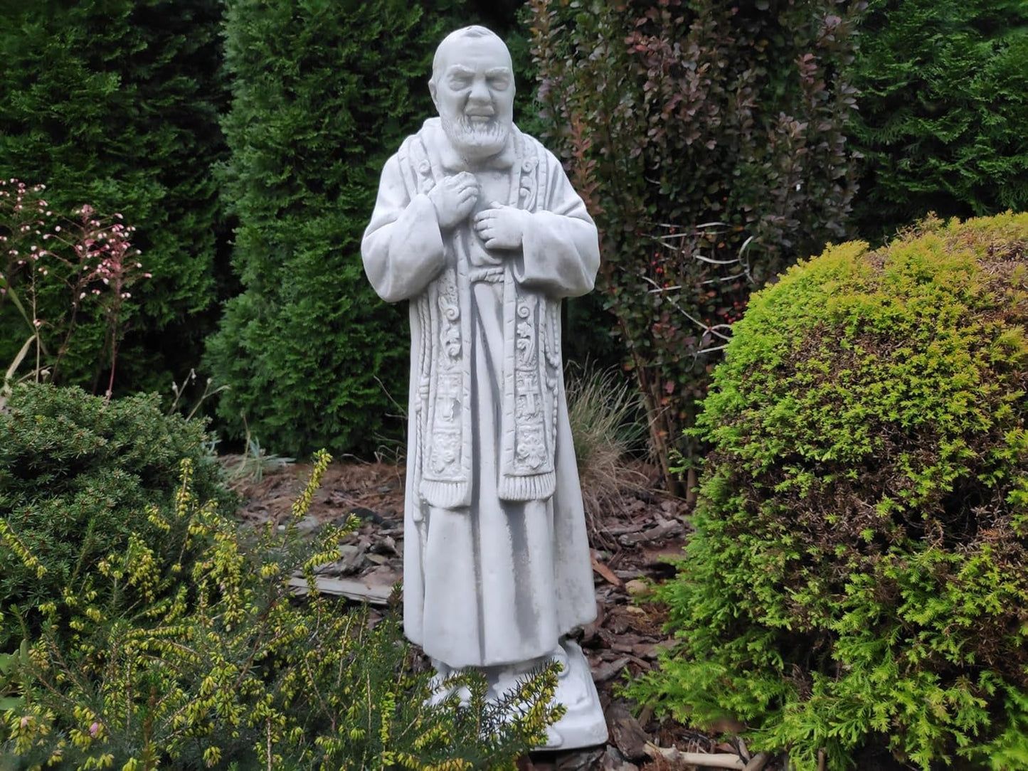 Statuie solidă, realizată din beton arhitectural, figură pentru exterior sau interior a lui Padre Pio, cu dimensiunile 60x22x14cm