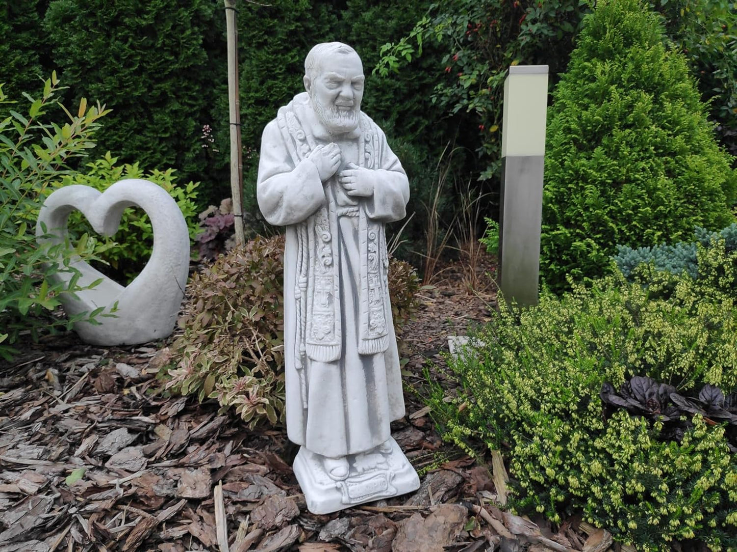 Statuie solidă, realizată din beton arhitectural, figură pentru exterior sau interior a lui Padre Pio, cu dimensiunile 60x22x14cm