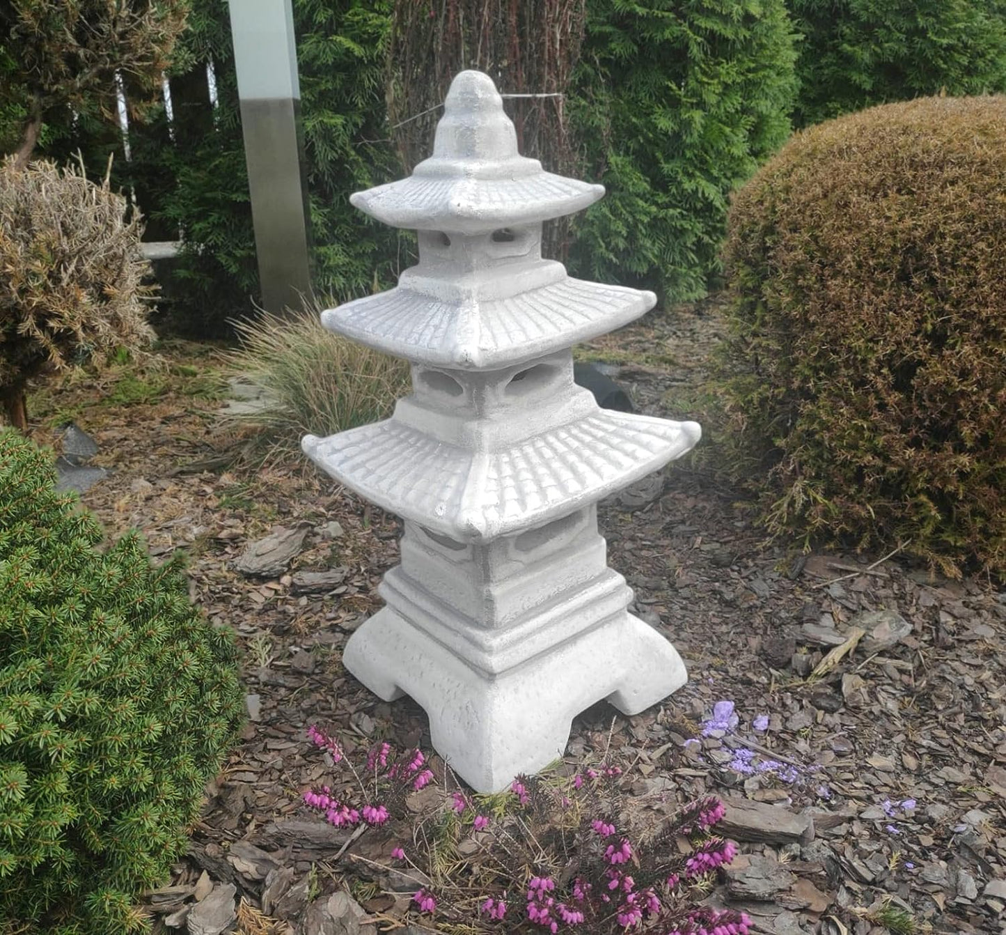 Socha zahradního ornamentu – kamenná třípatrová japonská lucerna/pagoda