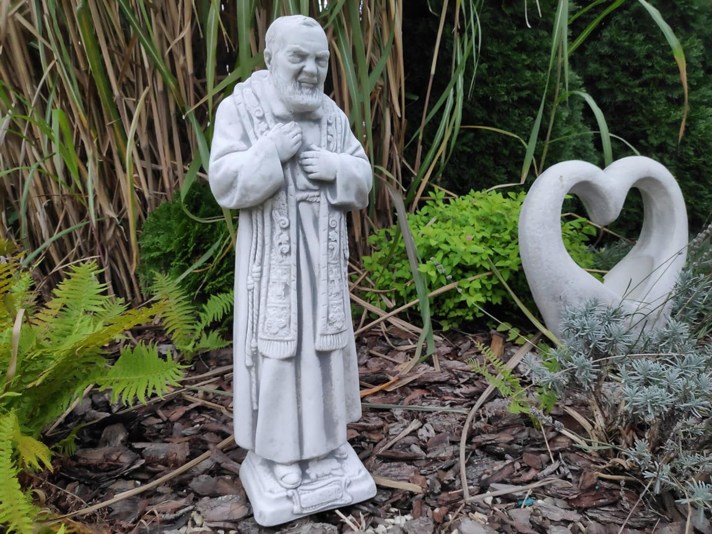 Statuie solidă, realizată din beton arhitectural, figură pentru exterior sau interior a lui Padre Pio, cu dimensiunile 60x22x14cm