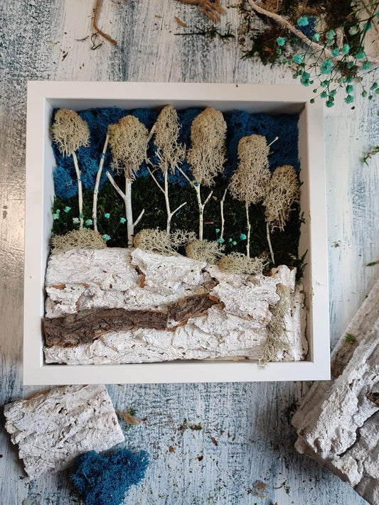 Compoziție din mușchi de ren, decor interior într-un cadru alb - Magia iernii într-o pădure, 27x27 cm