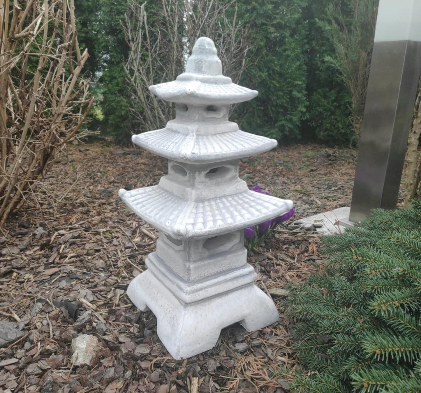 Socha zahradního ornamentu – kamenná třípatrová japonská lucerna/pagoda