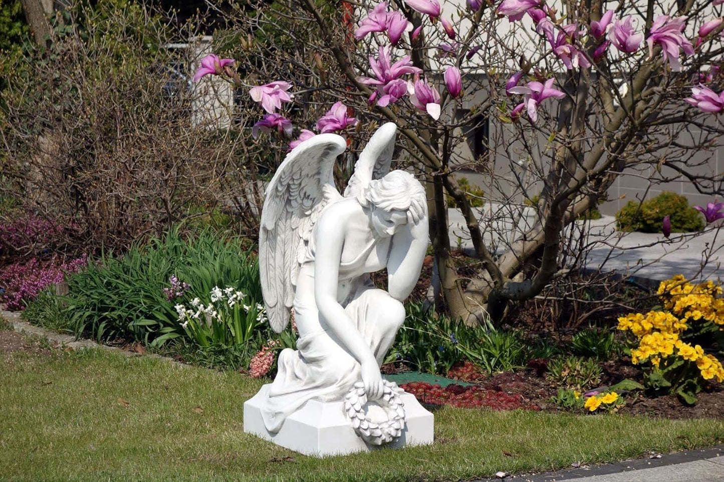 Escultura de anjo de luto