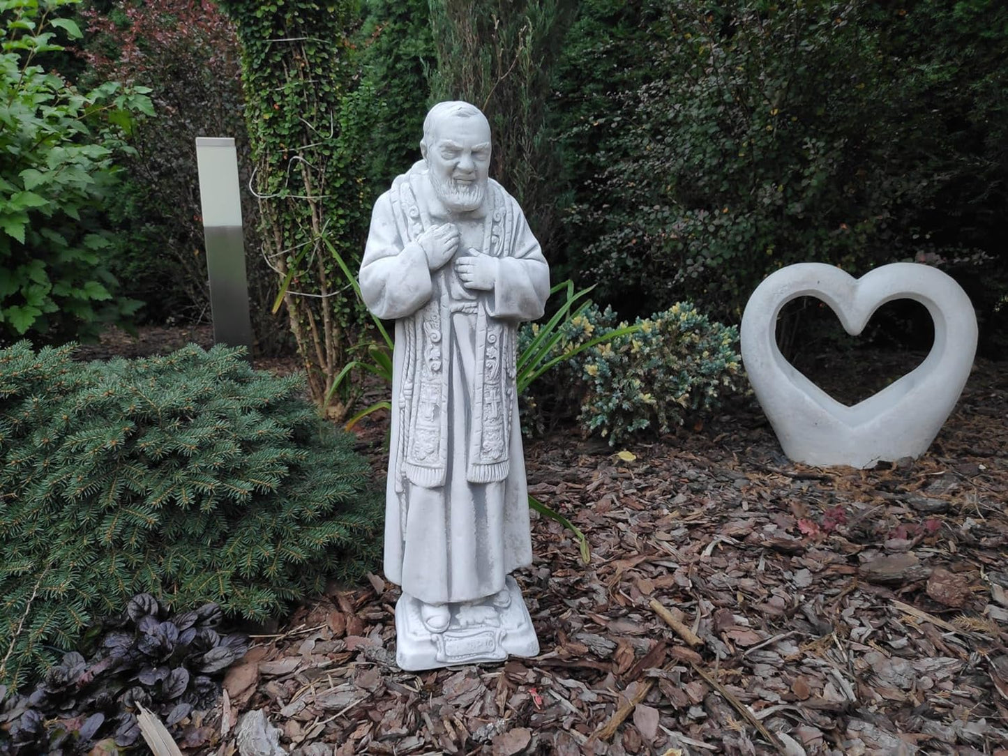 Statuie solidă, realizată din beton arhitectural, figură pentru exterior sau interior a lui Padre Pio, cu dimensiunile 60x22x14cm