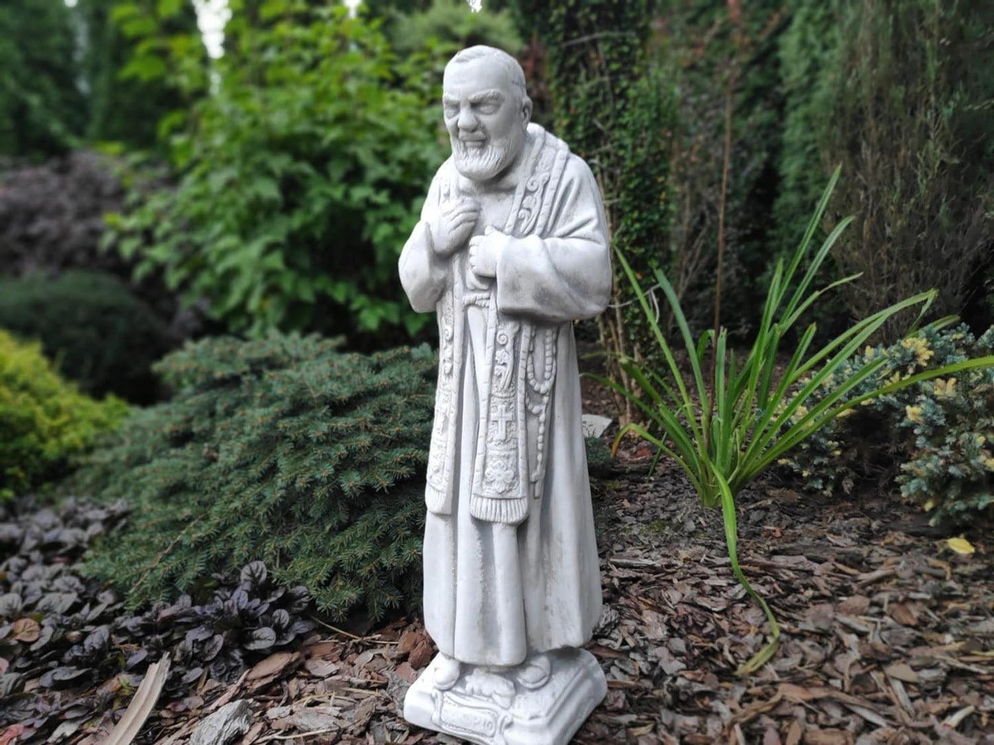 Masivní socha z pohledového betonu, venkovní nebo vnitřní figurka Padre Pio 60x22x14cm