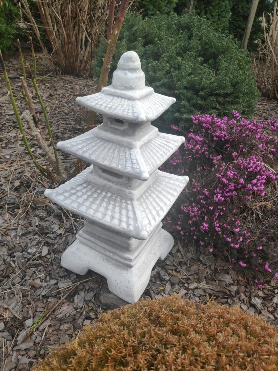 Socha zahradního ornamentu – kamenná třípatrová japonská lucerna/pagoda
