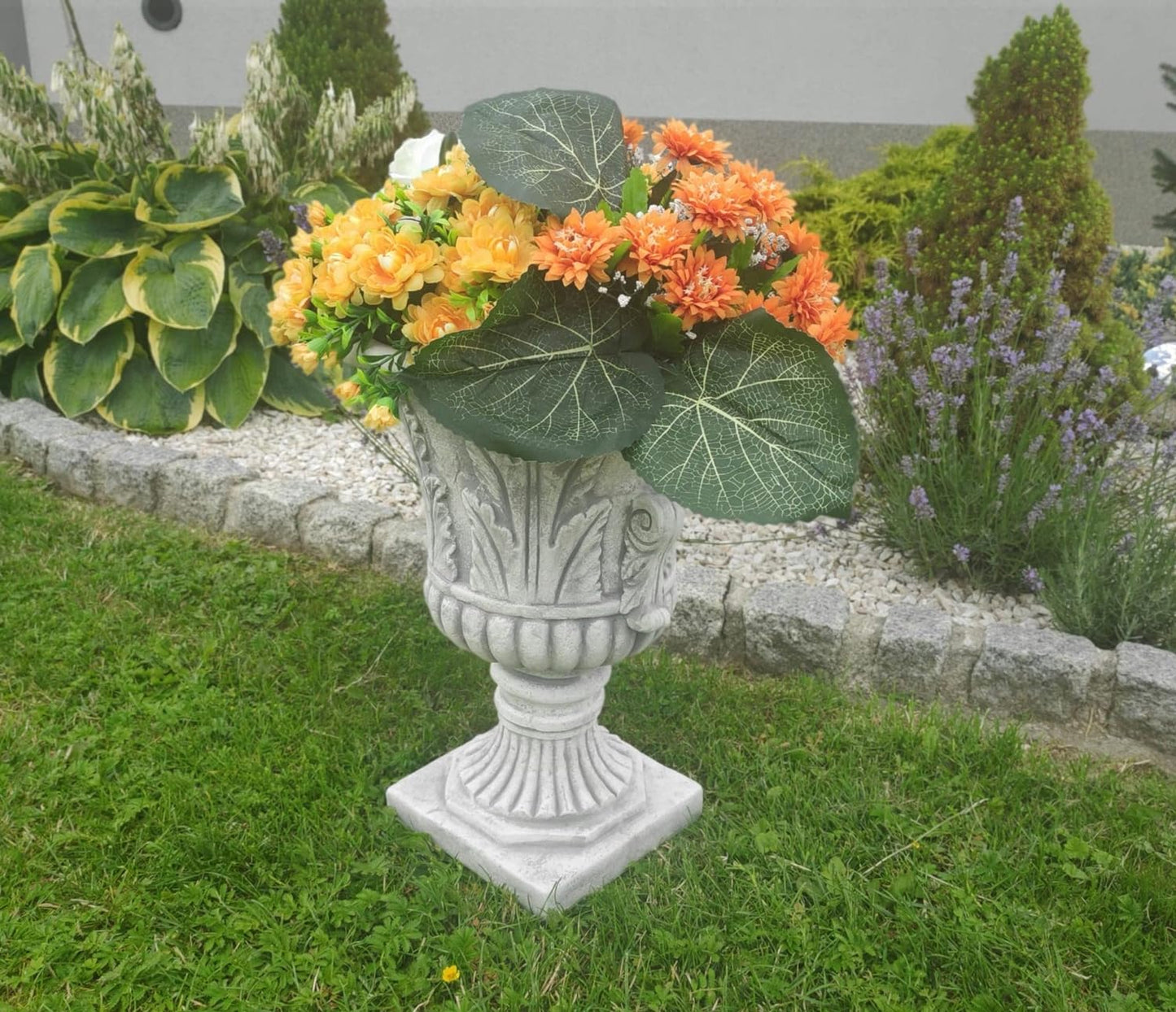 Urna ornamentată din beton cu eleganță - Accesoriu pentru grădină de înălțime 46cm