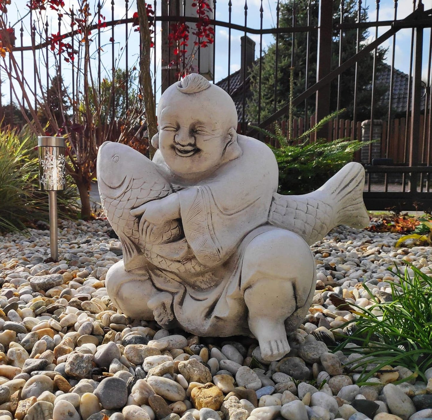 Bouddha souriant avec sculpture de poisson de prospérité