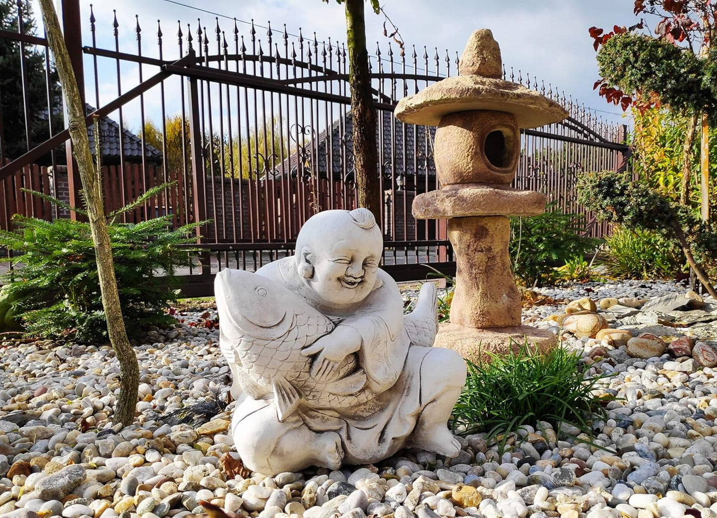 Bouddha souriant avec sculpture de poisson de prospérité