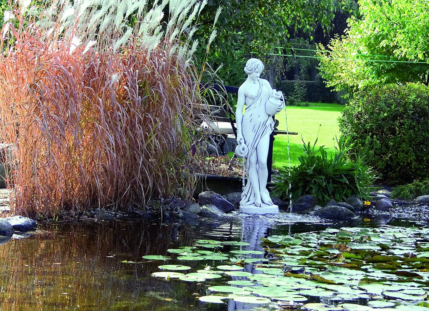 Elegante Frau mit Krug-Wasserbrunnen