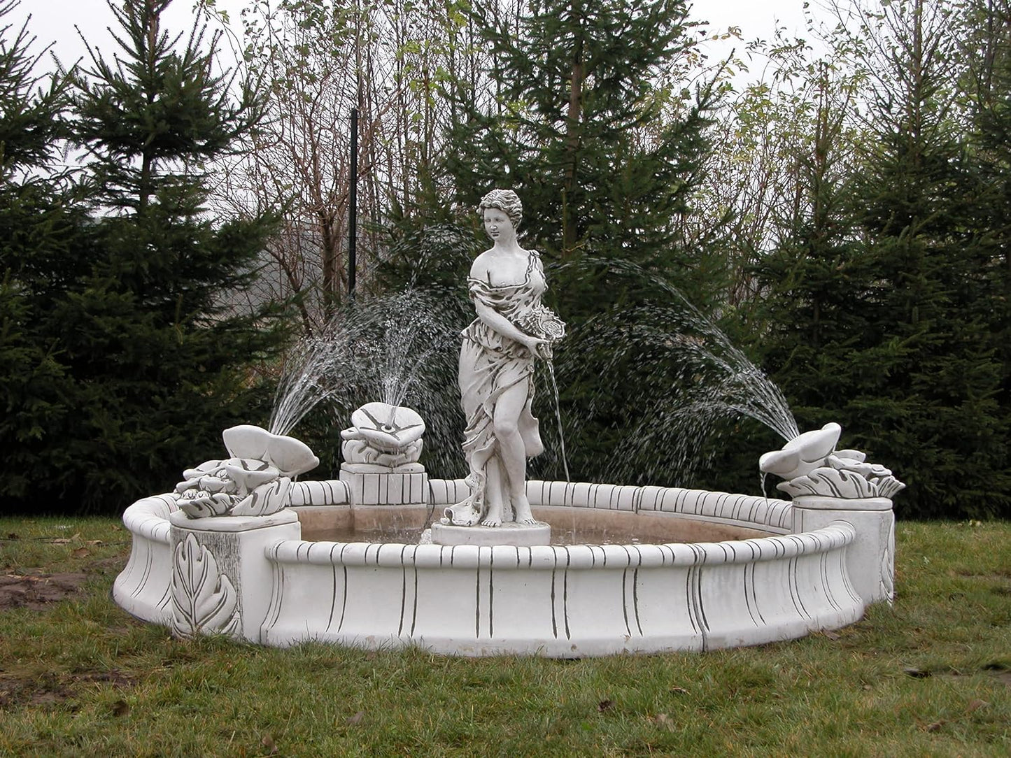 Frauenförmiger Wasserbrunnen