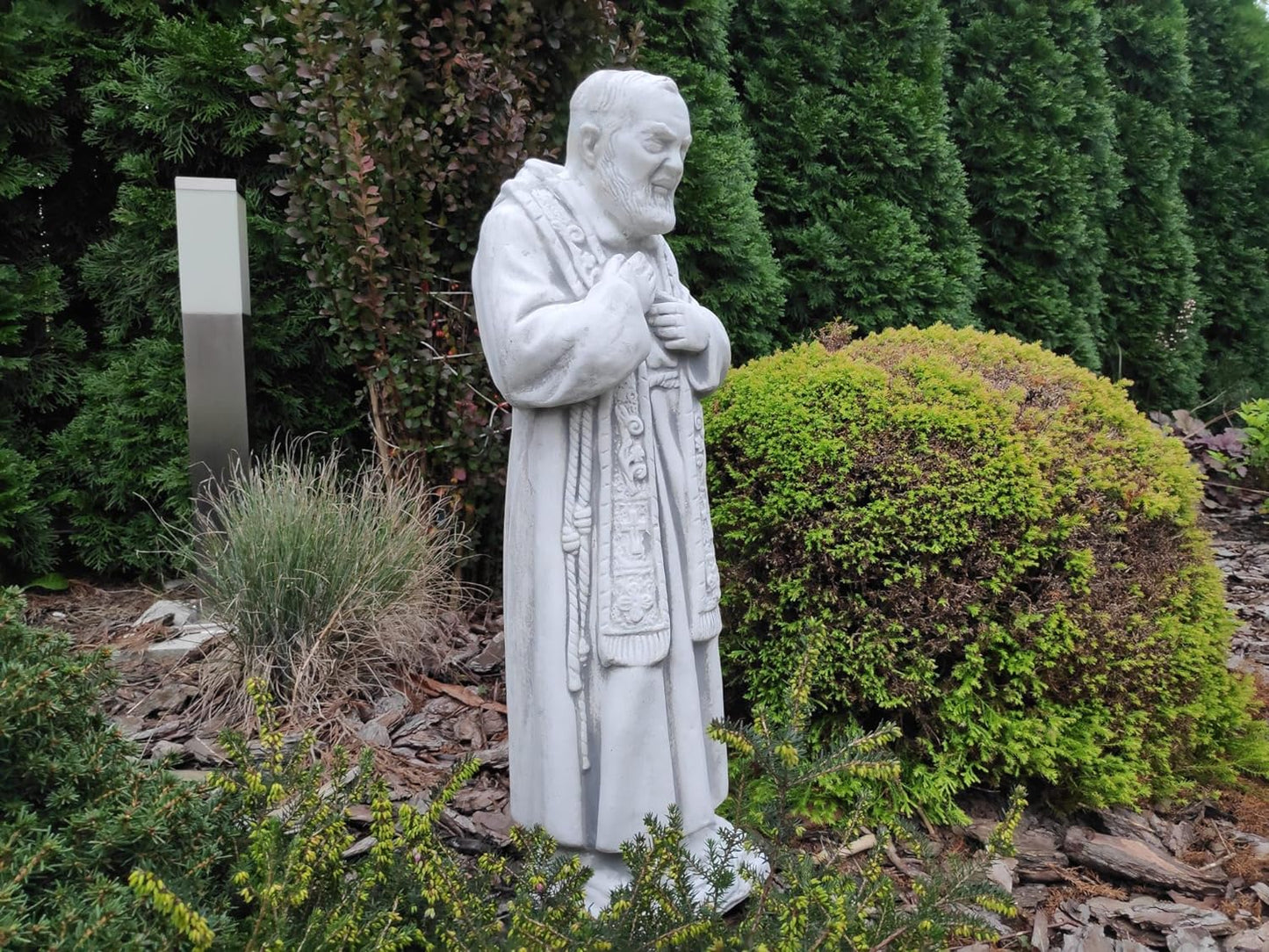 Statuie solidă, realizată din beton arhitectural, figură pentru exterior sau interior a lui Padre Pio, cu dimensiunile 60x22x14cm