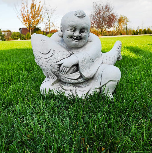 Bouddha souriant avec sculpture de poisson de prospérité