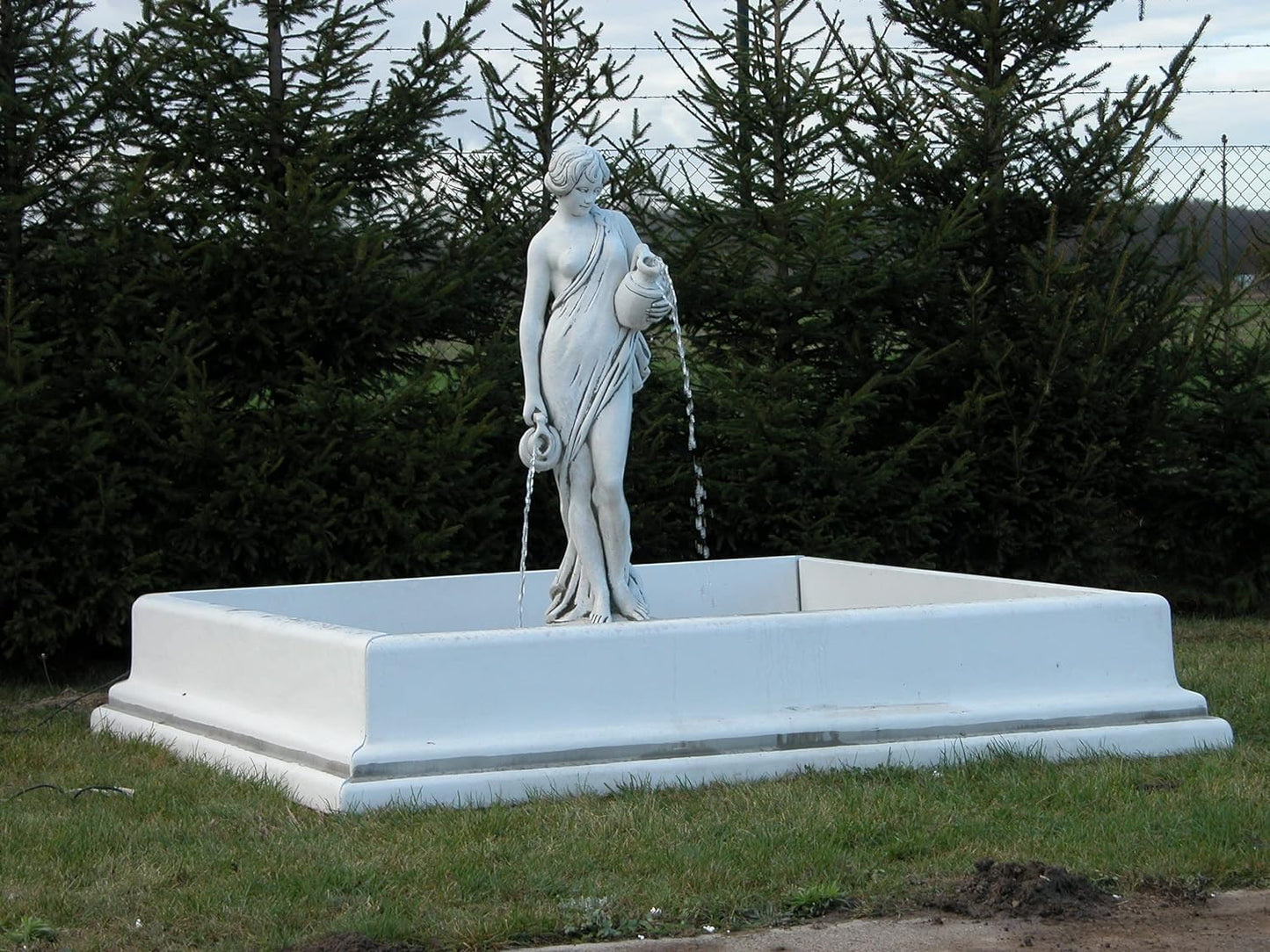 Elegante Frau mit Krug-Wasserbrunnen