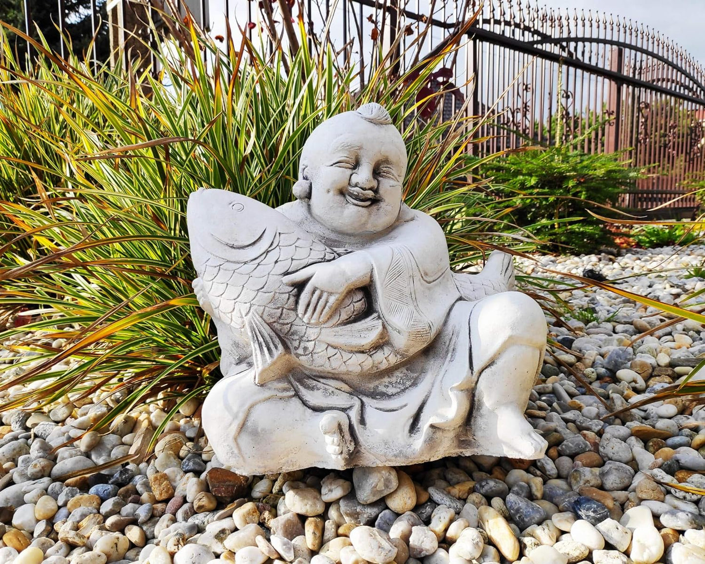 Usmívající se Buddha s rybí sochou prosperity
