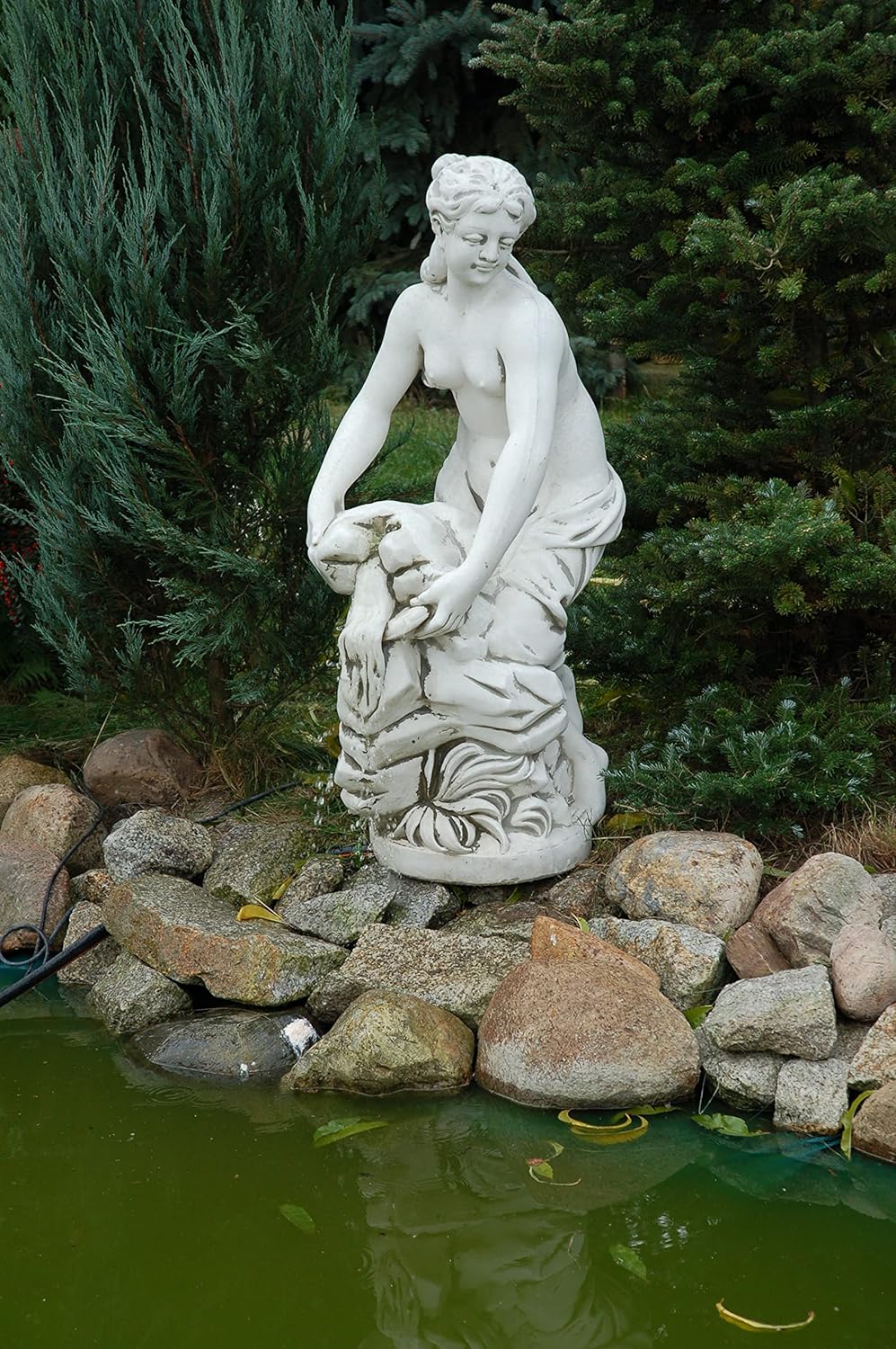 Verführerischer Wasserbrunnen für oben ohne Frauen